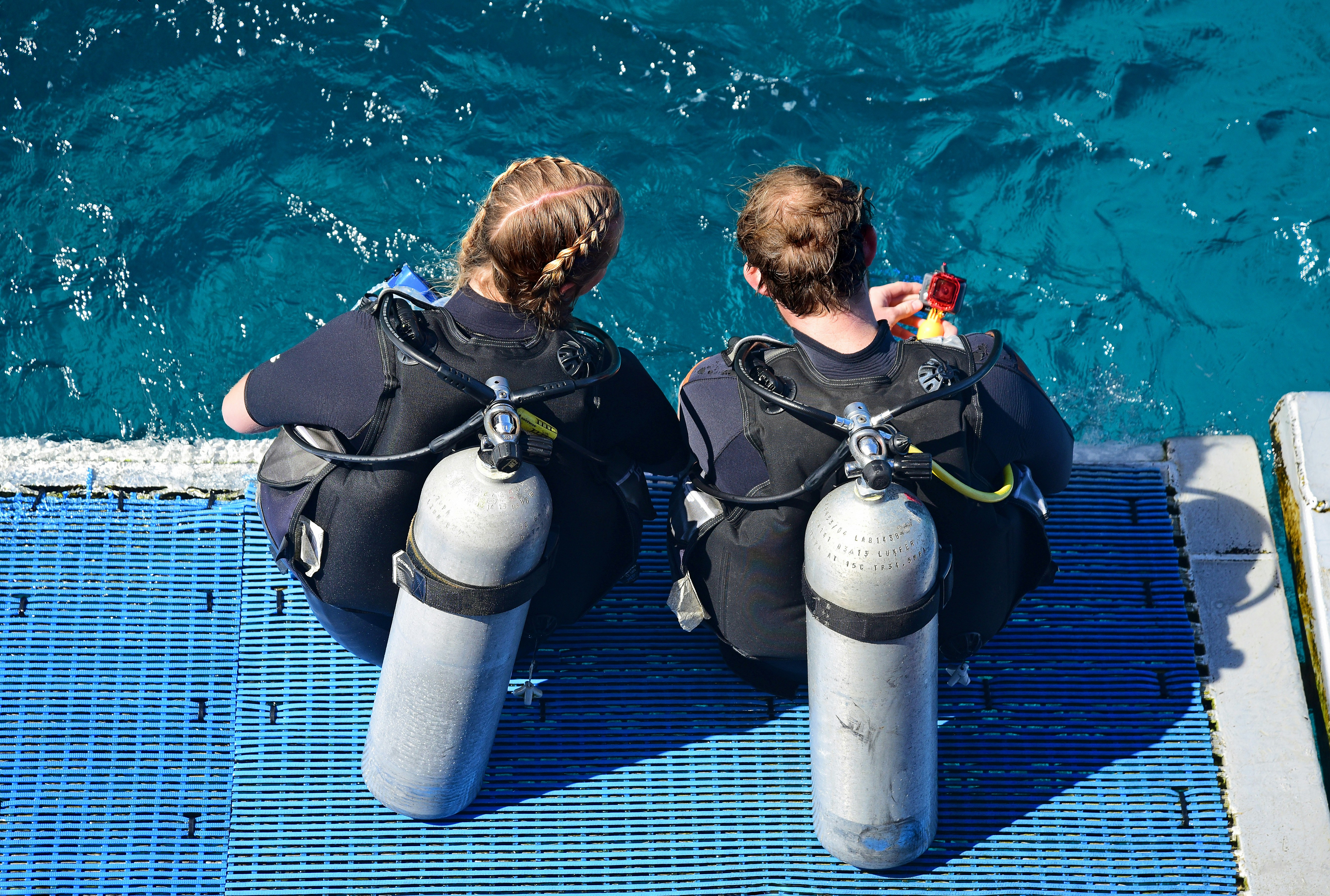 Divers sitting